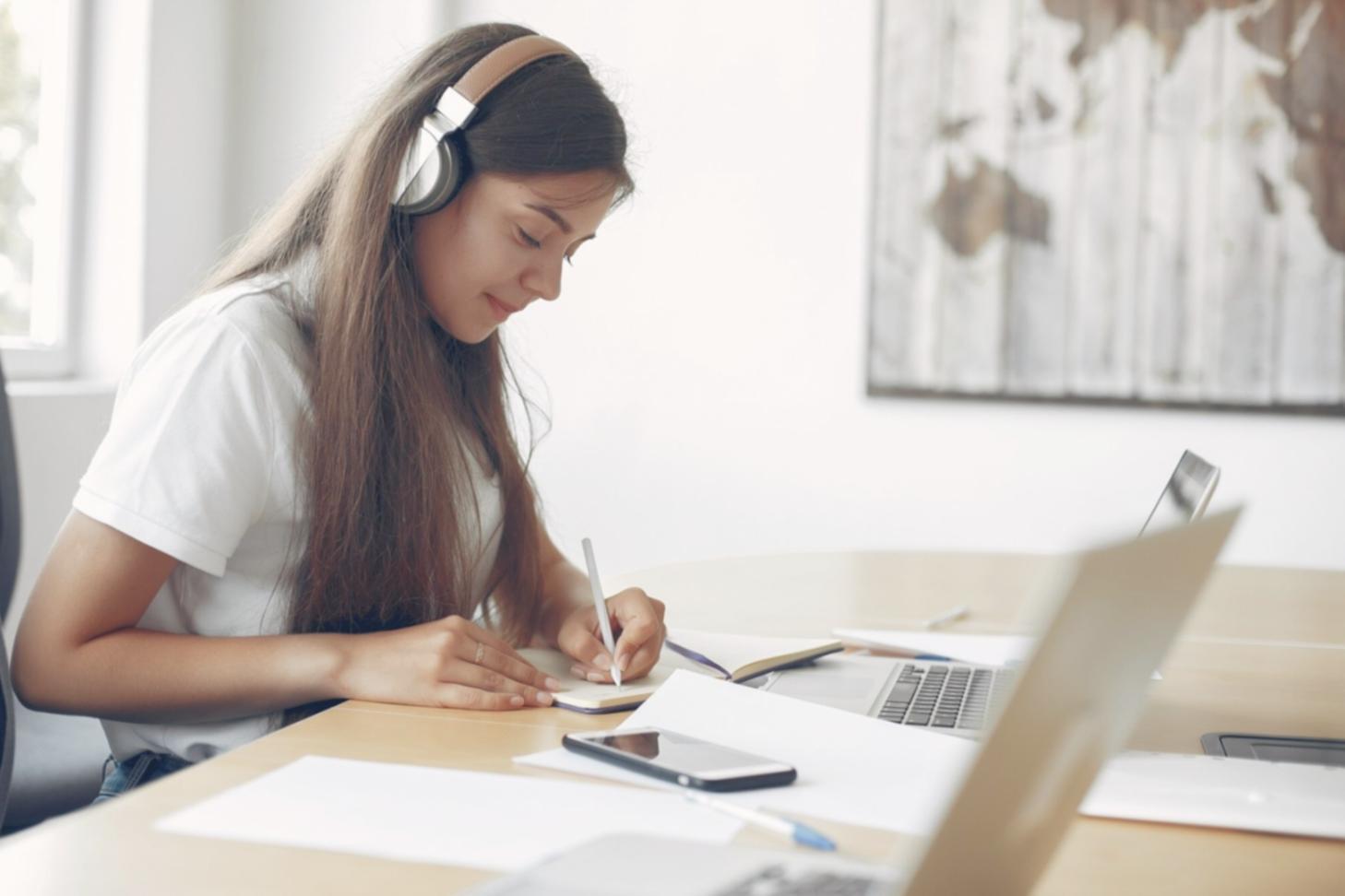 Advanced budgeting analysis visualization showing quarterly forecast patterns